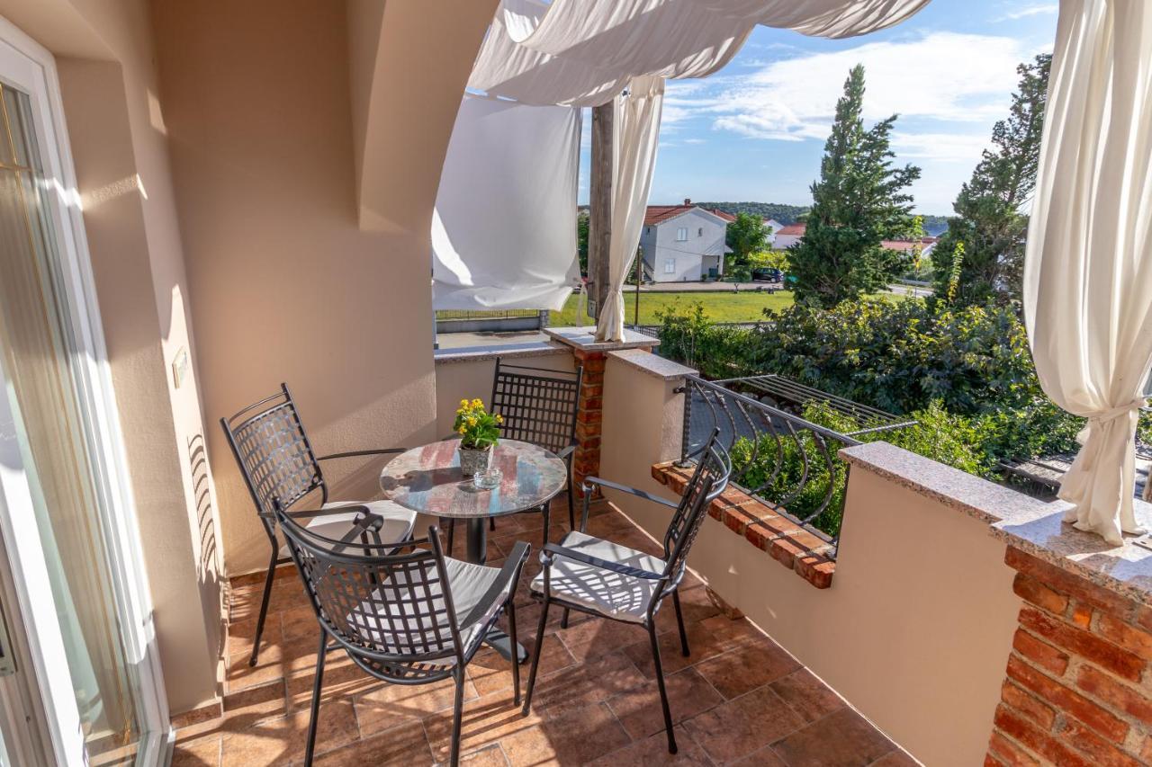 Apartments Vintage Banjol Екстериор снимка